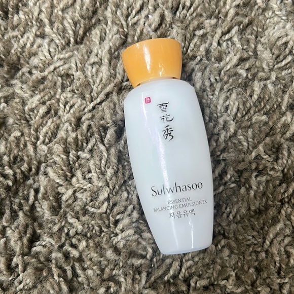 SULWHASOO
Essential Balancing Emulsion EX 30 mL - Picture 2 of 4
